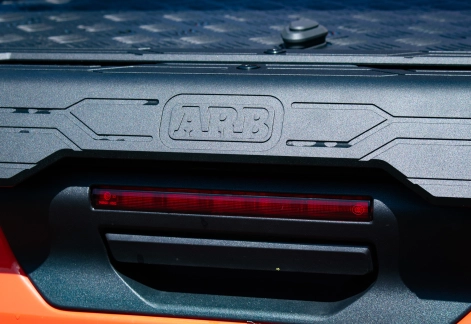 Ford Ranger Raptor 2023 avec couvre benne rigide ARB Hardlid préparé par Equip'Raid