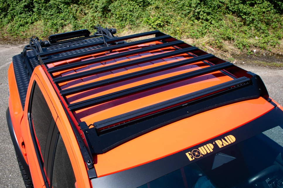 Ford Ranger Raptor 2023 avec couvre benne rigide ARB Hardlid préparé par Equip'Raid FRONTRUNNER