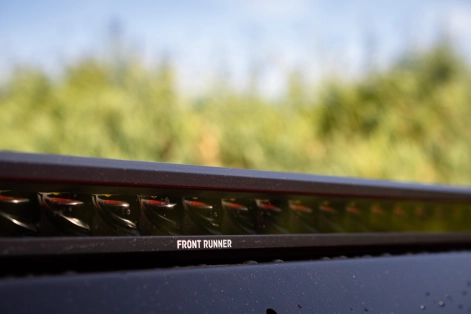 Ford Ranger Raptor 2023 avec couvre benne rigide ARB Hardlid préparé par Equip'Raid FRONTRUNNER