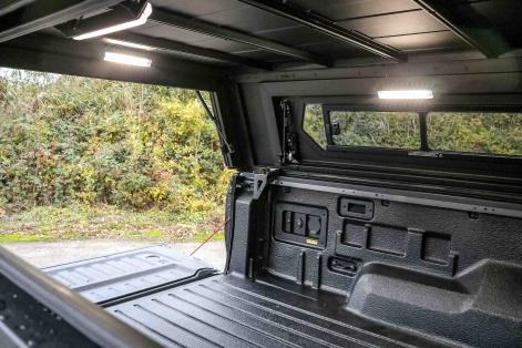 Le hardtop Contour Alu-Cab est équipé de led sur chaque ouvrant, de fenetres coulissantes et d'un grand volume de stockage.