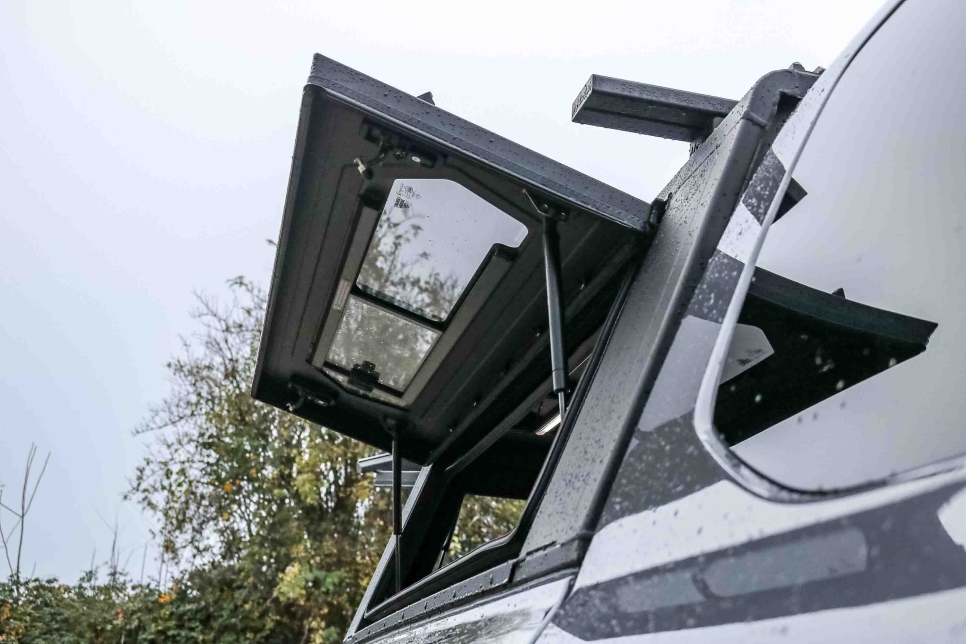 Ouvrant latéral avec fenetre coulissante du hardtop Alu-Cab Contour vendu chez Equip'Raid