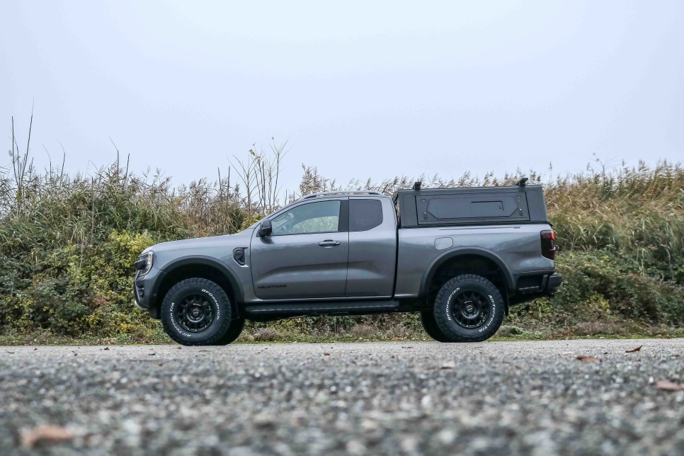 profil du Ford Ranger Wildtrack 2025 avec hardtop Alu-Cab contour