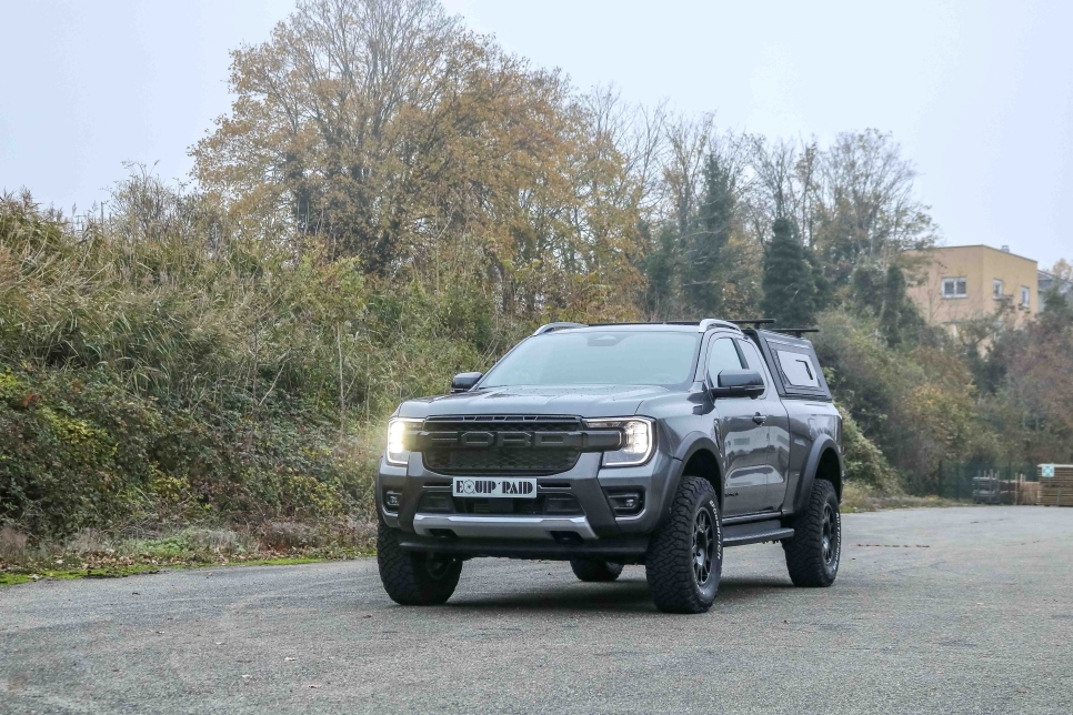 Ford Ranger PX IV trapue grace à une préparation 4x4 par Equip'Raid. Elargisseurs de voie, elargisseurs d'ailes et kit suspension