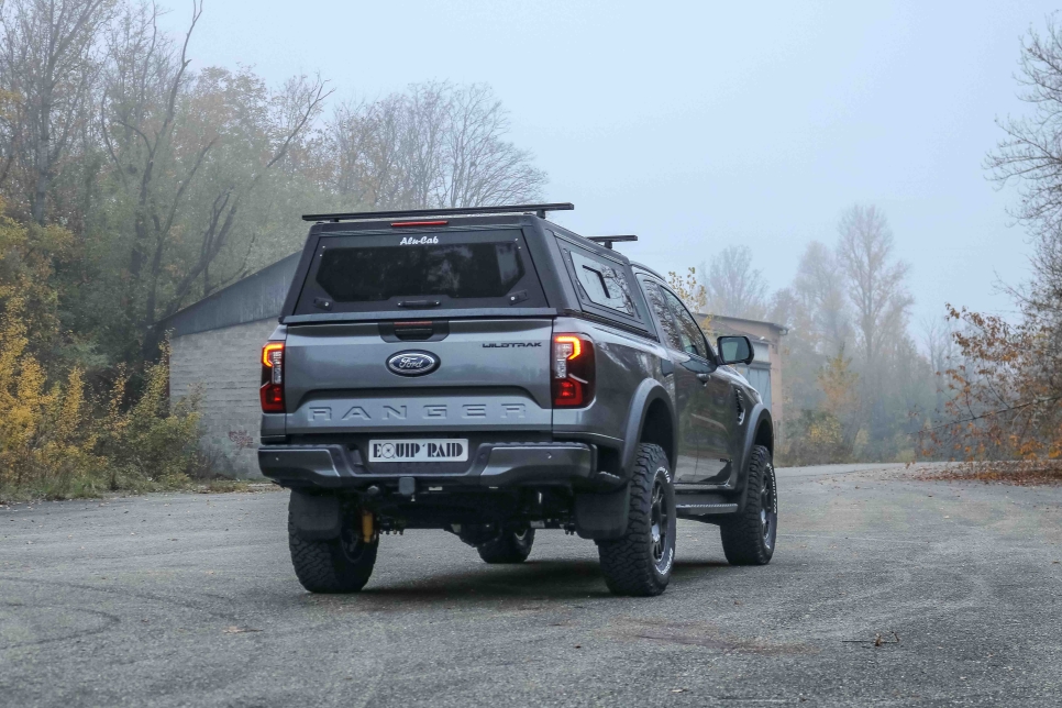 Ford Ranger Wildtrack 2025 avec hardtop Alu-Cab, kit suspension Terrain Tamer, élargisseurs de voies et élargisseurs d'ailes préparé chez Equip'Raid Mulhouse