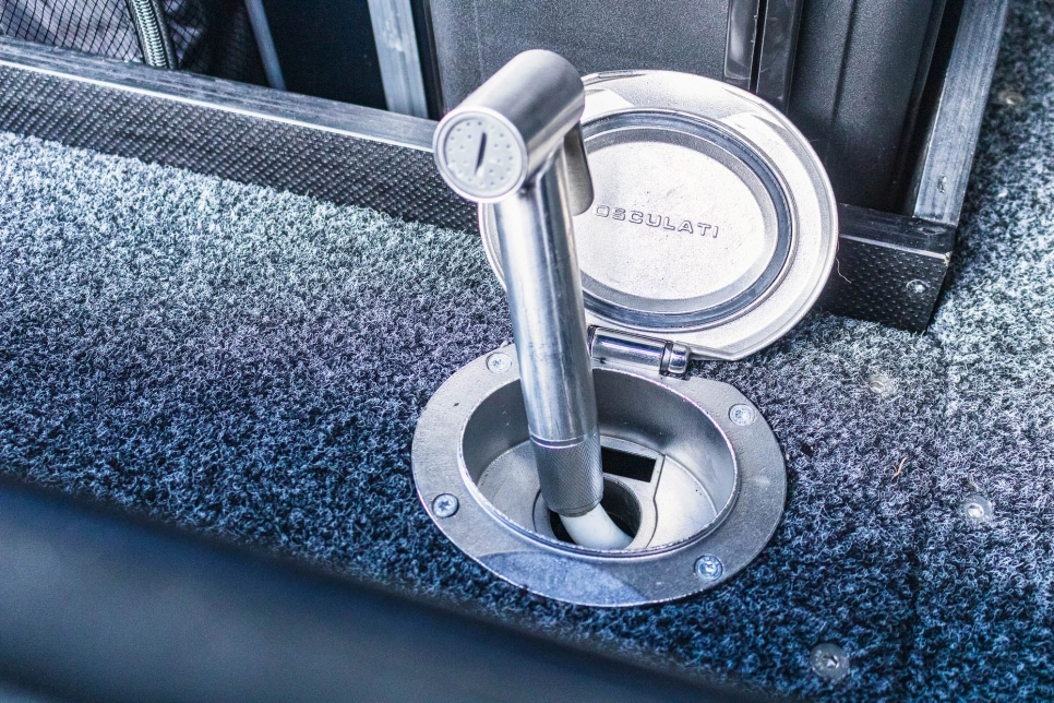 Douchette DOMETIC intégrée au kit de finition du tiroir ARB