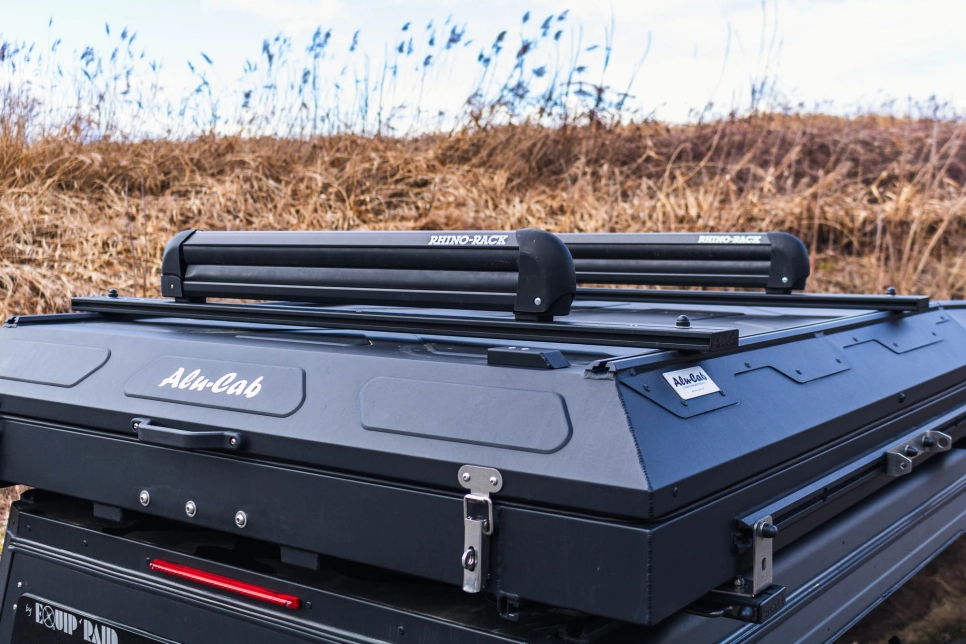 Les porte-skis Rhino Rack sont fixés sur le toit grace à des barres de toit Alu-Cab