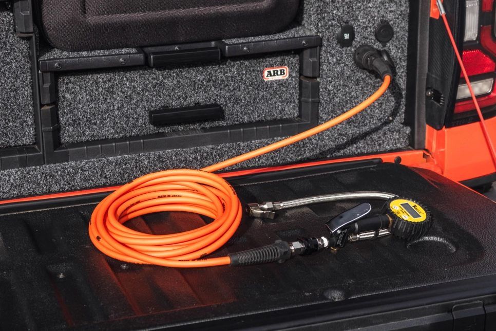 Sortie d'air du compresseur ARB et manomètre numérique