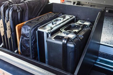 Espace de rangement disponible derrière le réfrigérateur Dometic CFX3-55