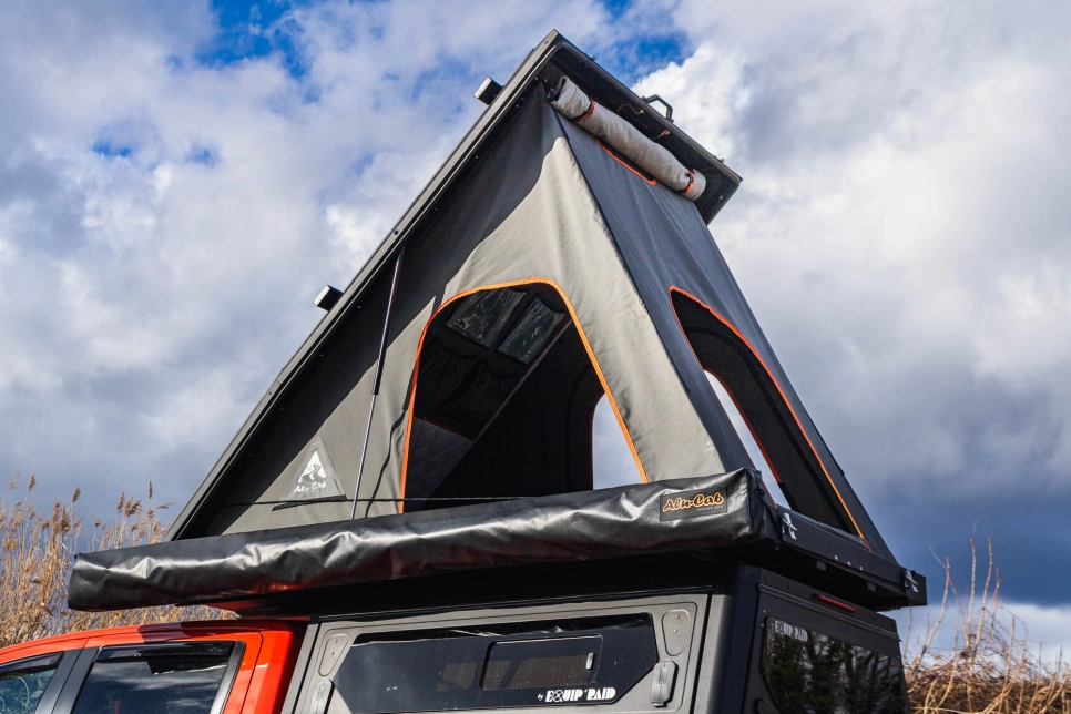 Tente de toit 2 personnes Alu-Cab Gen 3-R vendu et installée chez Equip'Raid en Alsace