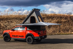 Ford Ranger raptor 2023 Alu-Cab equip'Raid avec tente et auvent ouverts