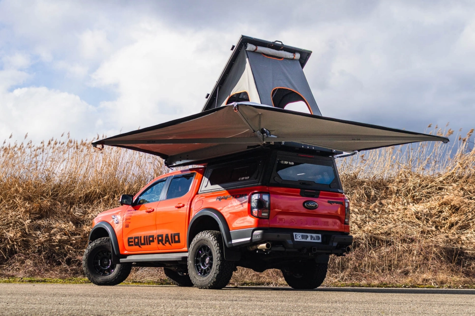 Auvent autoporté Alu-Cab 270° et 2.6m de rayon, montage à gauche du véhicule.