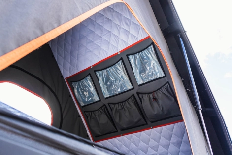 Pochettes de rangement incluses dans la tente de toit Alu-Cab Gen 3-R
