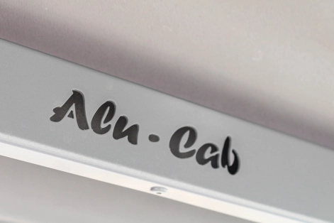Logo Alu-Cab gravé dans la structure du auvent.
