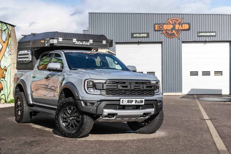 Ford ranger Raptor 2023 avec Canopy Camper Alu-Cab devant les ateliers Equip'Raid à Mulhouse