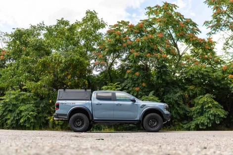 Ford Ranger raptor 2023 préparé par equip'Raid profil hardtop alu-cab