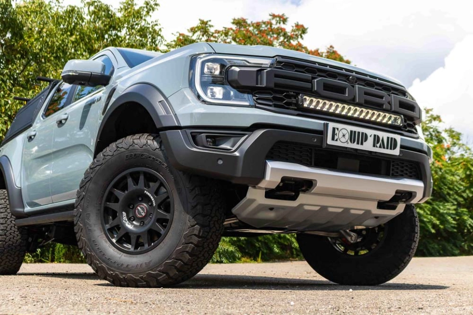 Ford Ranger Raptor 2023 avec barre led LAZER Triple-R16 intégrée à la calandre