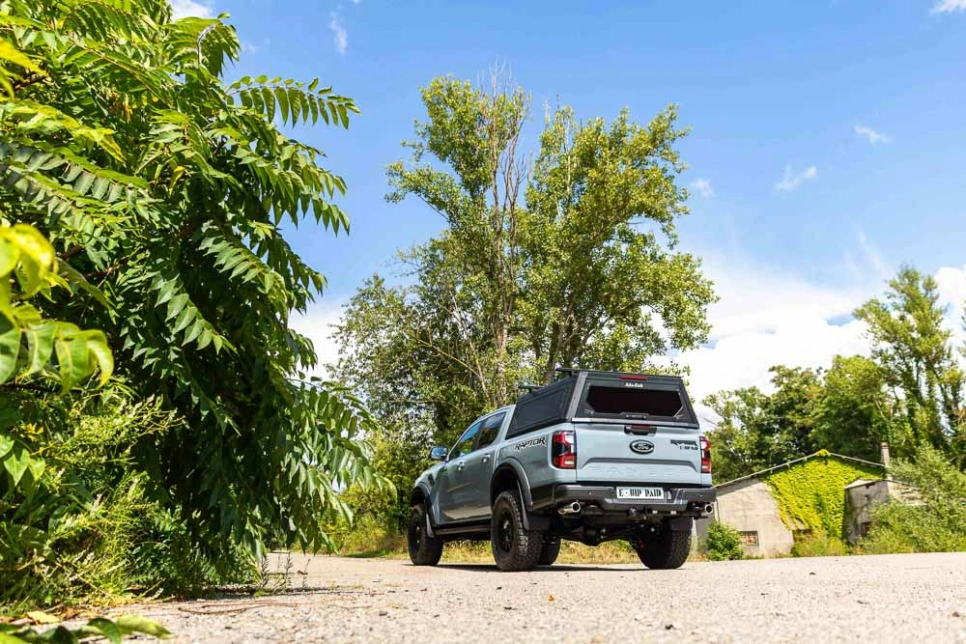Ford Ranger raptor 2023 préparé par equip'Raid alu-cab evo corse Lazer 4x4 tout terrain