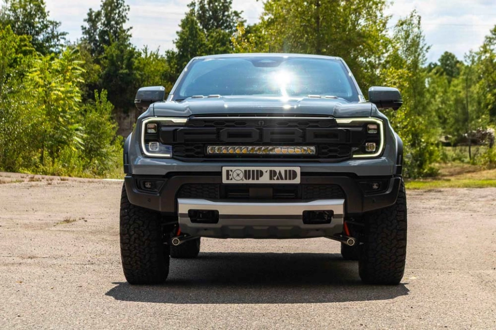 Ford Ranger raptor 2023 préparé par equip'Raid face avant barre led LAZER