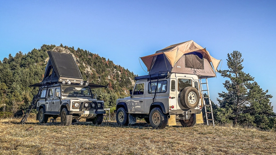 Land Rover Defender 90 et 110 préparé pour bivouac