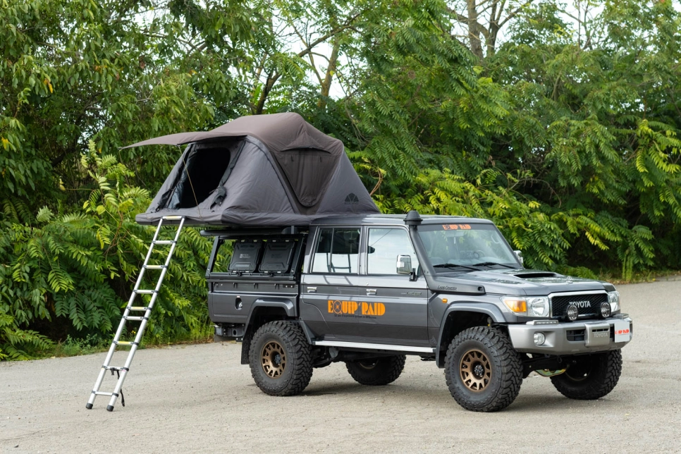 Tente de toit Roof Space 2 installée sur land cruiser 79