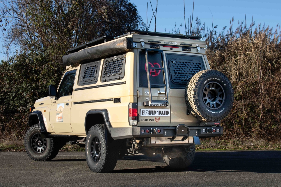 Vue arrière du Land Cruiser 78 préparation Equip'Raid