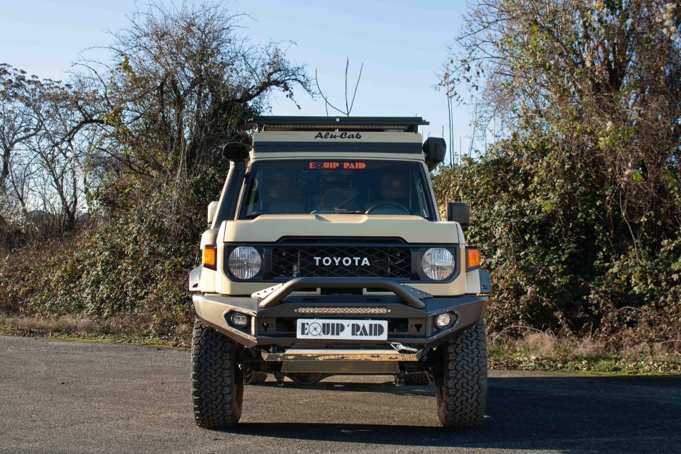 Face avant du Toyota Land cruiser 78 facelift avant contrôle par la maréchaussée