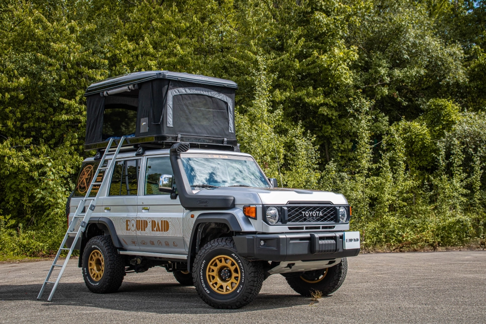 Tente de toit premium Airtop 360 Autohome installée sur Land Cruiser 76 Toyota par Equip'Raid