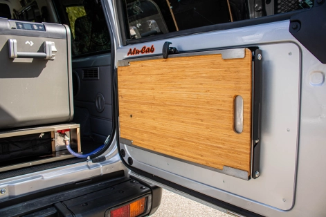 Table de porte arriere Alu-Cab installée sur un Land Cruiser 76