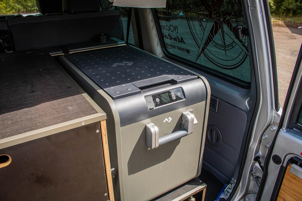 Réfrigérateur congélateur DOMETIC CFX5-45 monté dans j76 par Equip'Raid