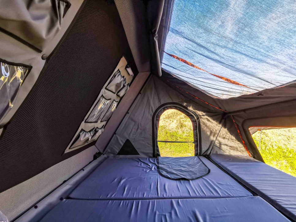 Vue intérieure de l'espace de couchage du modcap family 2x2.4m