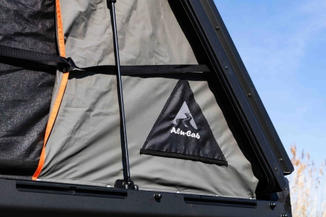 Ce triangle cache l'accès à la tente pour le tuyau d'un chauffage externe