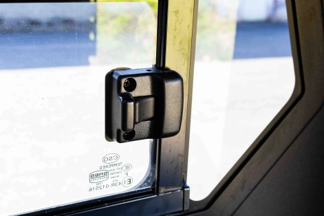 Systeme d'ouverture et verrouillage des fenetres latérales du modcap