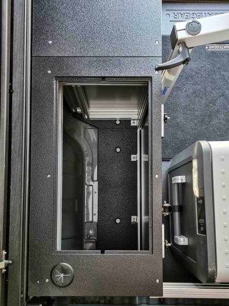 Trappe technique sous l'assise à droite et à gauche de l'aménagement Tail Gate Gear