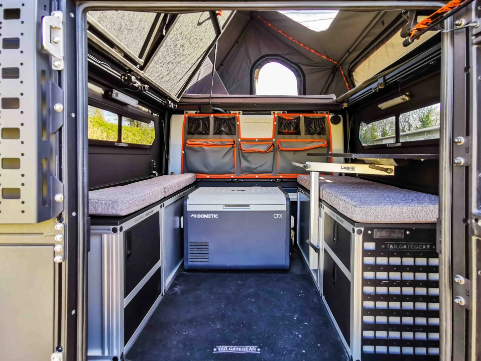 Aménagement intérieur Tail Gate Gear pour modcap family alu-cab