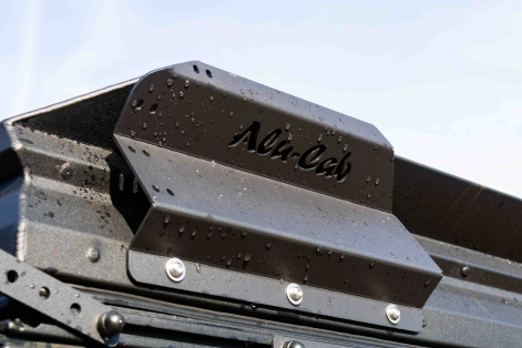 La ventilation de la tente est camouflée derrière cette pièce en aluminium